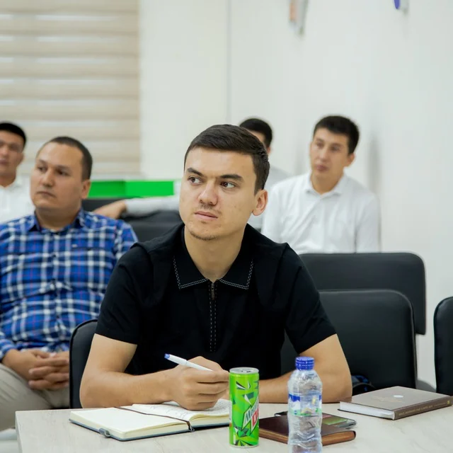 Muhammad Amin Naziraliyev seminar ishtirokchilari orasida