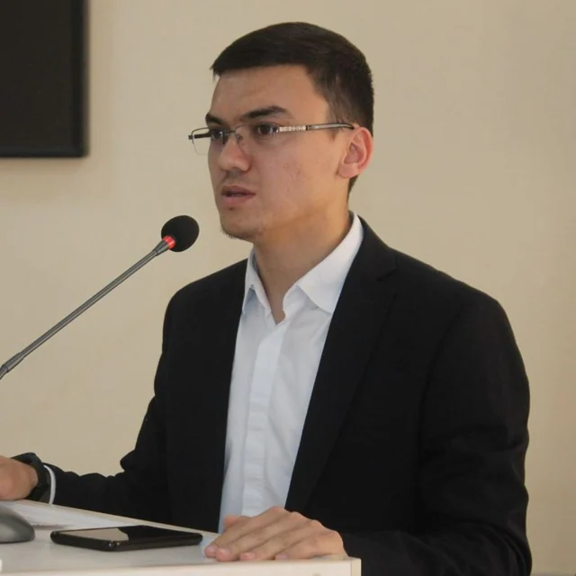 Muhammad Amin Naziraliyev minbarda so'zlamoqda